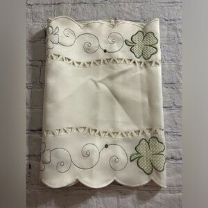 RIDGEFIELD HOME CREAM/GREEN SHAMROCK DESIGN TABLE RUNNER ST.PATRICK’S DAY